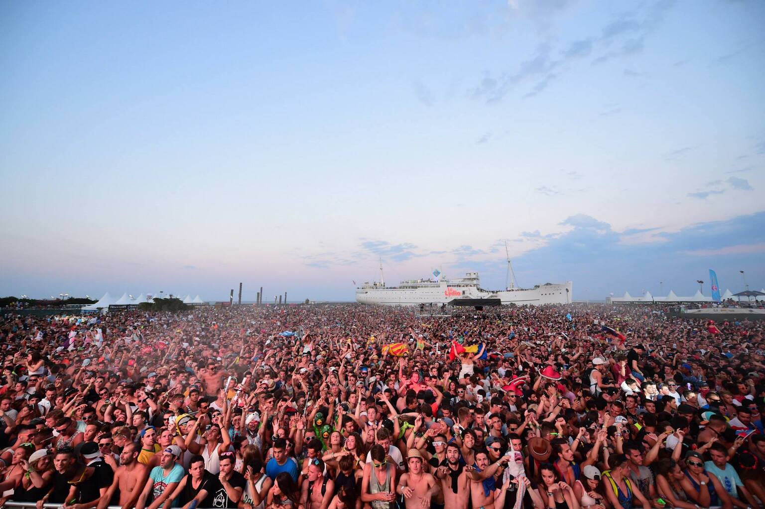 Événement Electrobeach Music Festival 2015 au Port-Barcarès en partenariat avec Trance In France, avec la participation d’Armin van Buuren parmi les artistes invités.