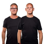 Photo officielle de 4 Strings, le duo légendaire de Trance néerlandais composé de Carlo Resoort et Jan de Vos, célèbres pour leurs tubes emblématiques comme 'Take Me Away'.