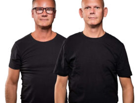 Photo officielle de 4 Strings, le duo légendaire de Trance néerlandais composé de Carlo Resoort et Jan de Vos, célèbres pour leurs tubes emblématiques comme 'Take Me Away'.