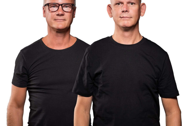 Photo officielle de 4 Strings, le duo légendaire de Trance néerlandais composé de Carlo Resoort et Jan de Vos, célèbres pour leurs tubes emblématiques comme 'Take Me Away'.