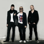 Photo officielle du trio Above & Beyond, légende britannique de la Trance, avec Jono Grant, Tony McGuinness et Paavo Siljamäki, créateurs des labels Anjunabeats et Anjunadeep, connus pour leurs performances live emblématiques et leurs morceaux cultes comme 'Sun & Moon'.