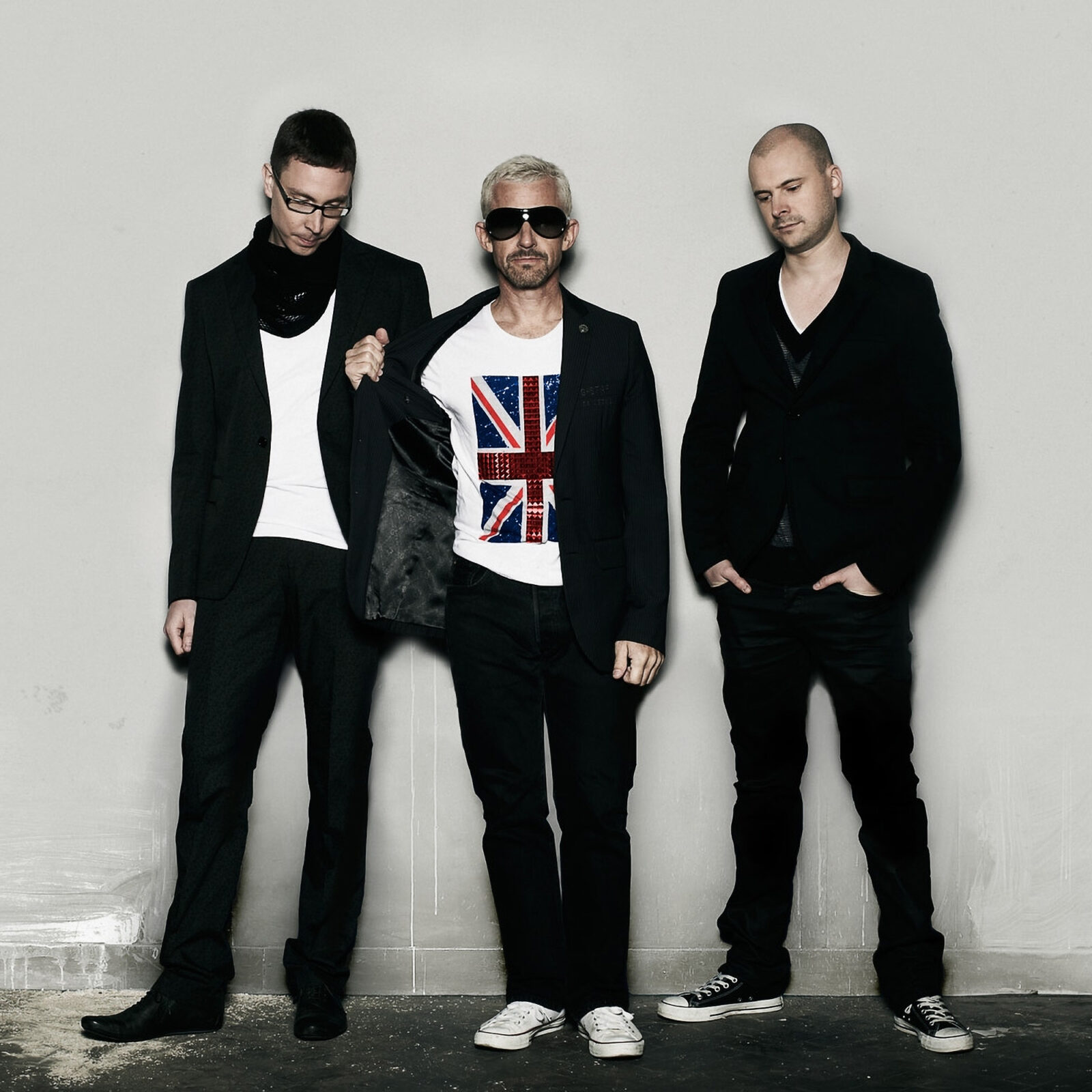 Photo officielle du trio Above & Beyond, légende britannique de la Trance, avec Jono Grant, Tony McGuinness et Paavo Siljamäki, créateurs des labels Anjunabeats et Anjunadeep, connus pour leurs performances live emblématiques et leurs morceaux cultes comme 'Sun & Moon'.