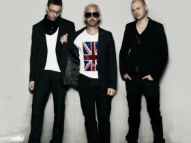 Photo officielle du trio Above & Beyond, légende britannique de la Trance, avec Jono Grant, Tony McGuinness et Paavo Siljamäki, créateurs des labels Anjunabeats et Anjunadeep, connus pour leurs performances live emblématiques et leurs morceaux cultes comme 'Sun & Moon'.