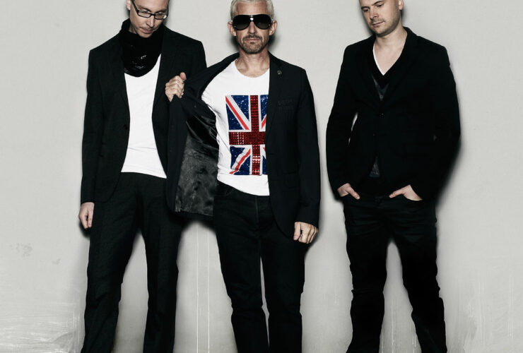 Photo officielle du trio Above & Beyond, légende britannique de la Trance, avec Jono Grant, Tony McGuinness et Paavo Siljamäki, créateurs des labels Anjunabeats et Anjunadeep, connus pour leurs performances live emblématiques et leurs morceaux cultes comme 'Sun & Moon'.