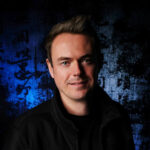 Portrait d’Andy Moor, producteur et DJ britannique de Trance, célèbre pour son titre 'Air For Life' en collaboration avec Above & Beyond, un classique du genre.