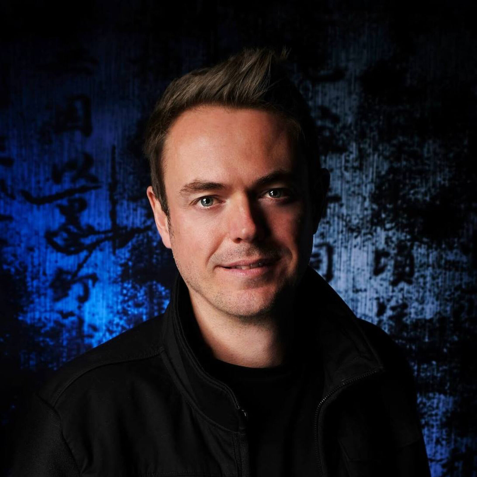 Portrait d’Andy Moor, producteur et DJ britannique de Trance, célèbre pour son titre 'Air For Life' en collaboration avec Above & Beyond, un classique du genre.