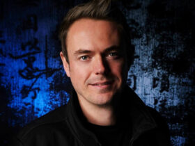 Portrait d’Andy Moor, producteur et DJ britannique de Trance, célèbre pour son titre 'Air For Life' en collaboration avec Above & Beyond, un classique du genre.