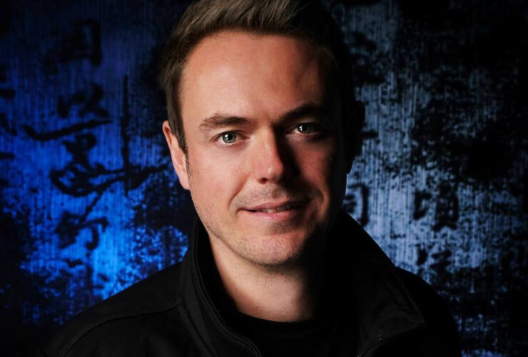 Portrait d’Andy Moor, producteur et DJ britannique de Trance, célèbre pour son titre 'Air For Life' en collaboration avec Above & Beyond, un classique du genre.
