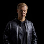 Portrait d'Armin van Buuren, DJ et producteur néerlandais légendaire de la Trance, connu pour son émission 'A State of Trance' et son titre culte 'Communication'.