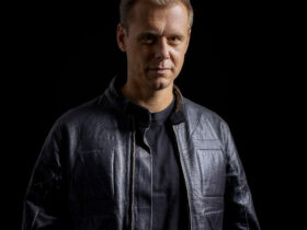 Portrait d'Armin van Buuren, DJ et producteur néerlandais légendaire de la Trance, connu pour son émission 'A State of Trance' et son titre culte 'Communication'.