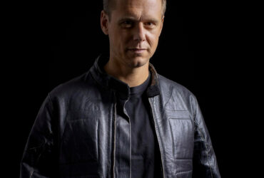 Portrait d'Armin van Buuren, DJ et producteur néerlandais légendaire de la Trance, connu pour son émission 'A State of Trance' et son titre culte 'Communication'.