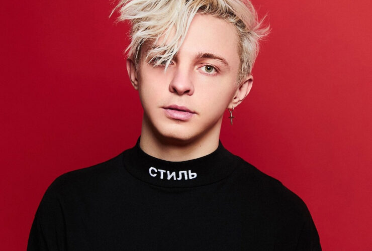 Portrait d'Arty, DJ et producteur russe de Trance et de Progressive House, également connu sous l'alias ALPHA 9, célèbre pour son titre 'Around the World' et ses mélodies envoûtantes.