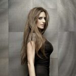 Portrait d'Aruna, chanteuse, compositrice et DJ américaine, connue pour ses collaborations marquantes en Trance et Progressive House, notamment sur 'Live Forever' avec Ferry Corsten.