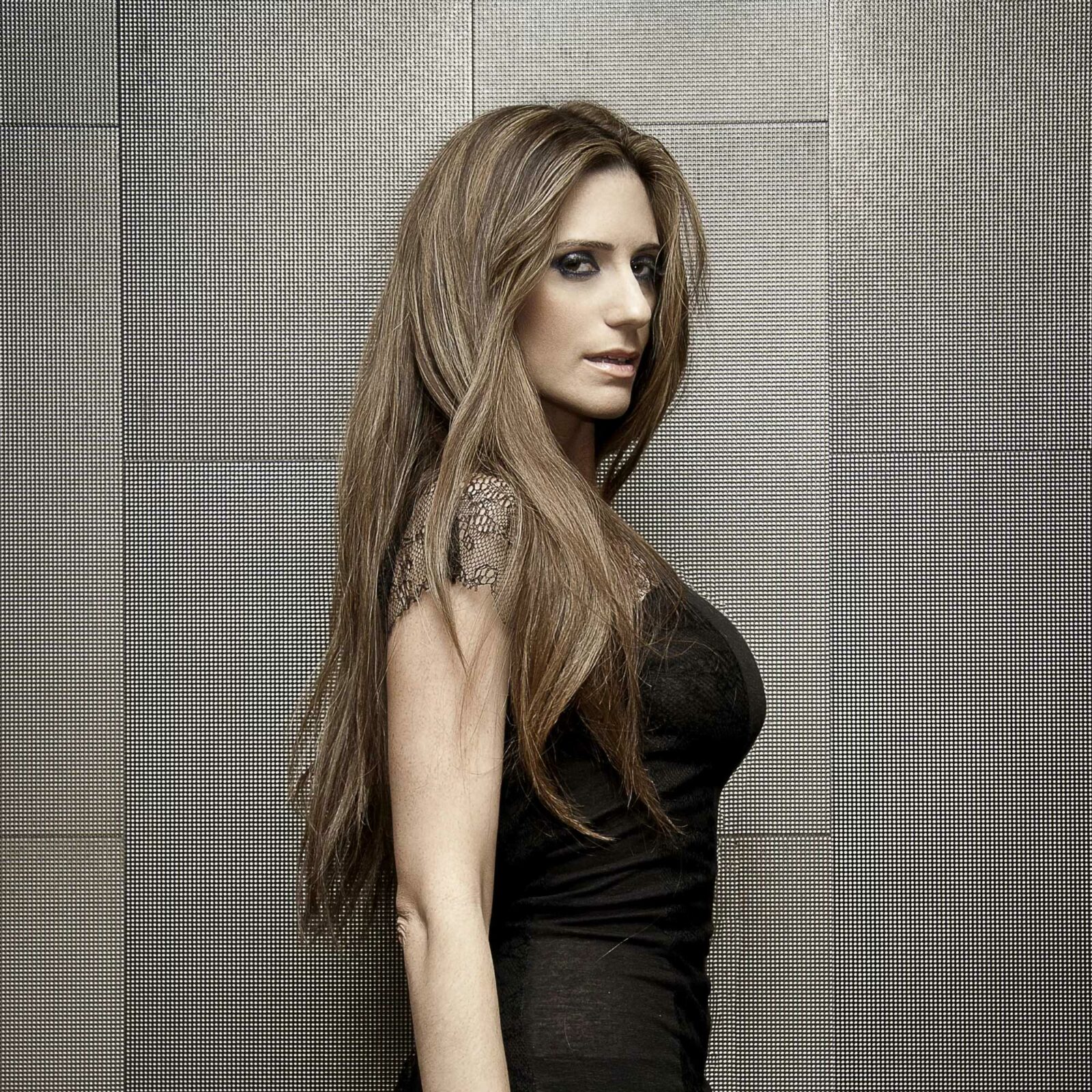 Portrait d'Aruna, chanteuse, compositrice et DJ américaine, connue pour ses collaborations marquantes en Trance et Progressive House, notamment sur 'Live Forever' avec Ferry Corsten.