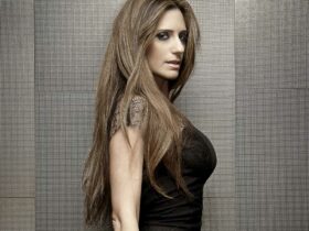 Portrait d'Aruna, chanteuse, compositrice et DJ américaine, connue pour ses collaborations marquantes en Trance et Progressive House, notamment sur 'Live Forever' avec Ferry Corsten.