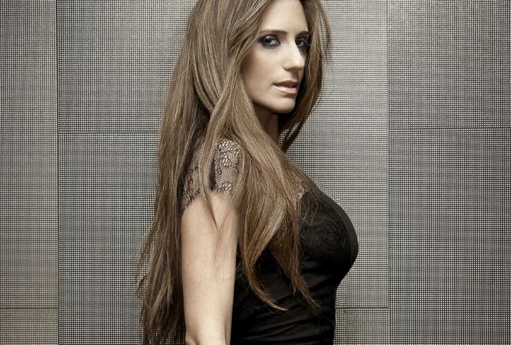 Portrait d'Aruna, chanteuse, compositrice et DJ américaine, connue pour ses collaborations marquantes en Trance et Progressive House, notamment sur 'Live Forever' avec Ferry Corsten.