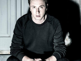 Portrait d’Andrew Rayel, DJ et producteur moldave de Trance, célèbre pour son titre 'Dark Warrior' et son rôle clé au sein du label Armada Music.