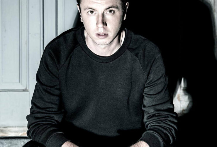 Portrait d’Andrew Rayel, DJ et producteur moldave de Trance, célèbre pour son titre 'Dark Warrior' et son rôle clé au sein du label Armada Music.