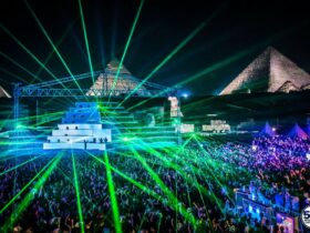 Aly & Fila jouant Uplifting Trance devant les Grandes Pyramides de Gizeh.