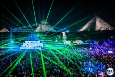 Aly & Fila jouant Uplifting Trance devant les Grandes Pyramides de Gizeh.