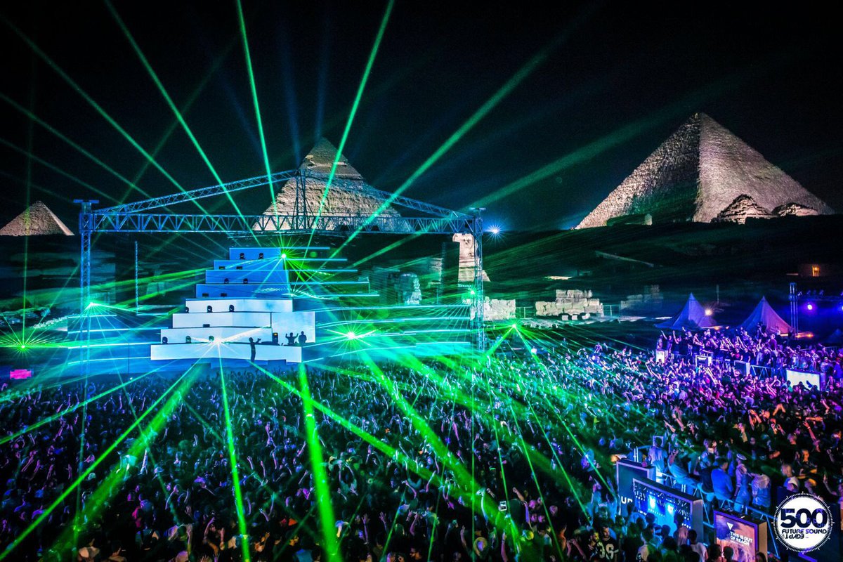 Aly & Fila jouant Uplifting Trance devant les Grandes Pyramides de Gizeh.