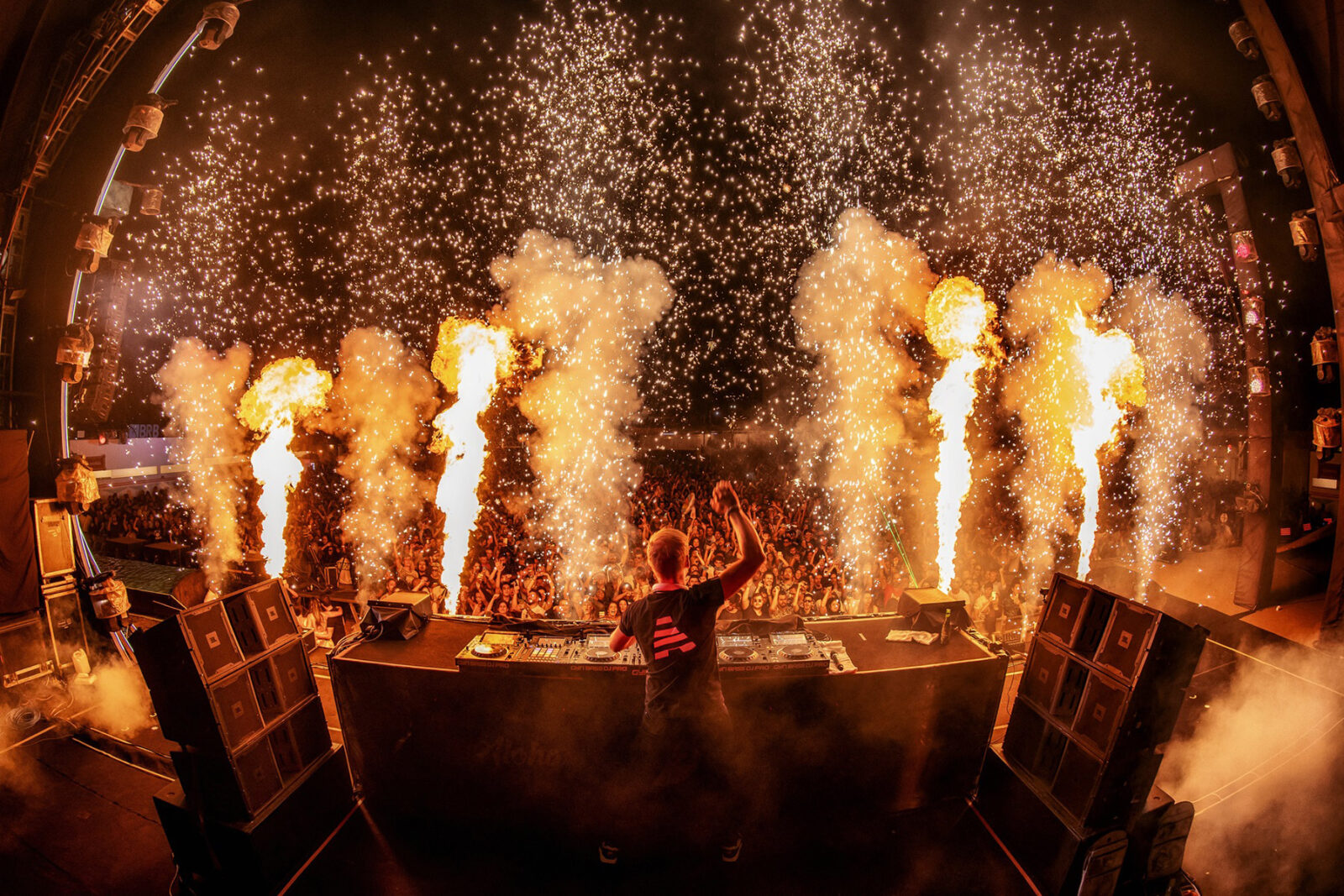 Photo d'Armin van Buuren qui enflamme un mainstage de festival avec du son Big Room Trance