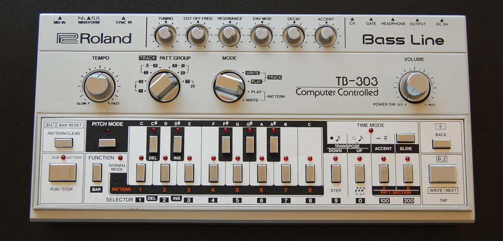 Photo d'un synthétiseur/séquenceur Roland TB-303 qui permet de produire des sonorités acides utiles à la composition de l'Acid Trance