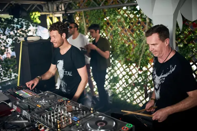 Photo live du duo Way Out West, artistes pionniers dans le style Progressive Breaks.