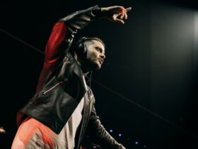 Photo d’AVIRA, DJ et producteur canadien, connu pour son style mélodique et ses collaborations avec Armin van Buuren, notamment sur le titre 'Hollow'.