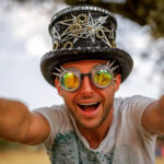 Portrait festif d'Avalon, artiste de Psytrance signé chez Nano Records, connu pour ses collaborations avec Tristan, Astrix et Vini Vici.