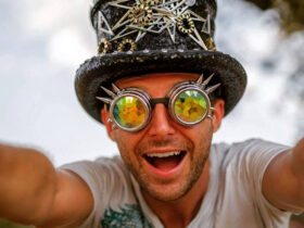 Portrait festif d'Avalon, artiste de Psytrance signé chez Nano Records, connu pour ses collaborations avec Tristan, Astrix et Vini Vici.