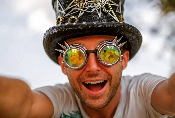 Portrait festif d'Avalon, artiste de Psytrance signé chez Nano Records, connu pour ses collaborations avec Tristan, Astrix et Vini Vici.