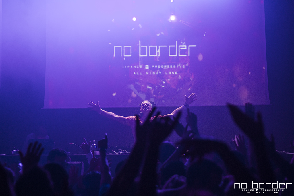Mark Sherry aux platines, électrisant une foule enthousiaste, lors de l'événement No Border organisé par Trance In France au Petit Bain à Paris le 24 octobre 2015.