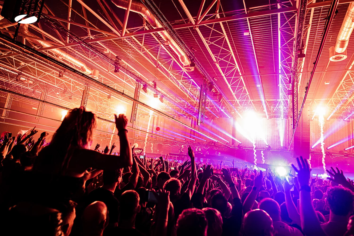 La foule en liesse devant la scène lors d’un événement A State Of Trance à l’Ahoy Rotterdam, sous un impressionnant dispositif de lumières et de lasers.