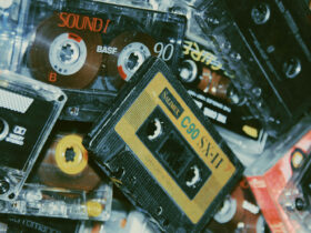 Photo d'illustration de l'article "La Skyrave sur Skyrock : 5 mixes Trance incontournables à écouter" - Cette émission était très souvent enregistré par des auditeurs sur des cassettes audios.