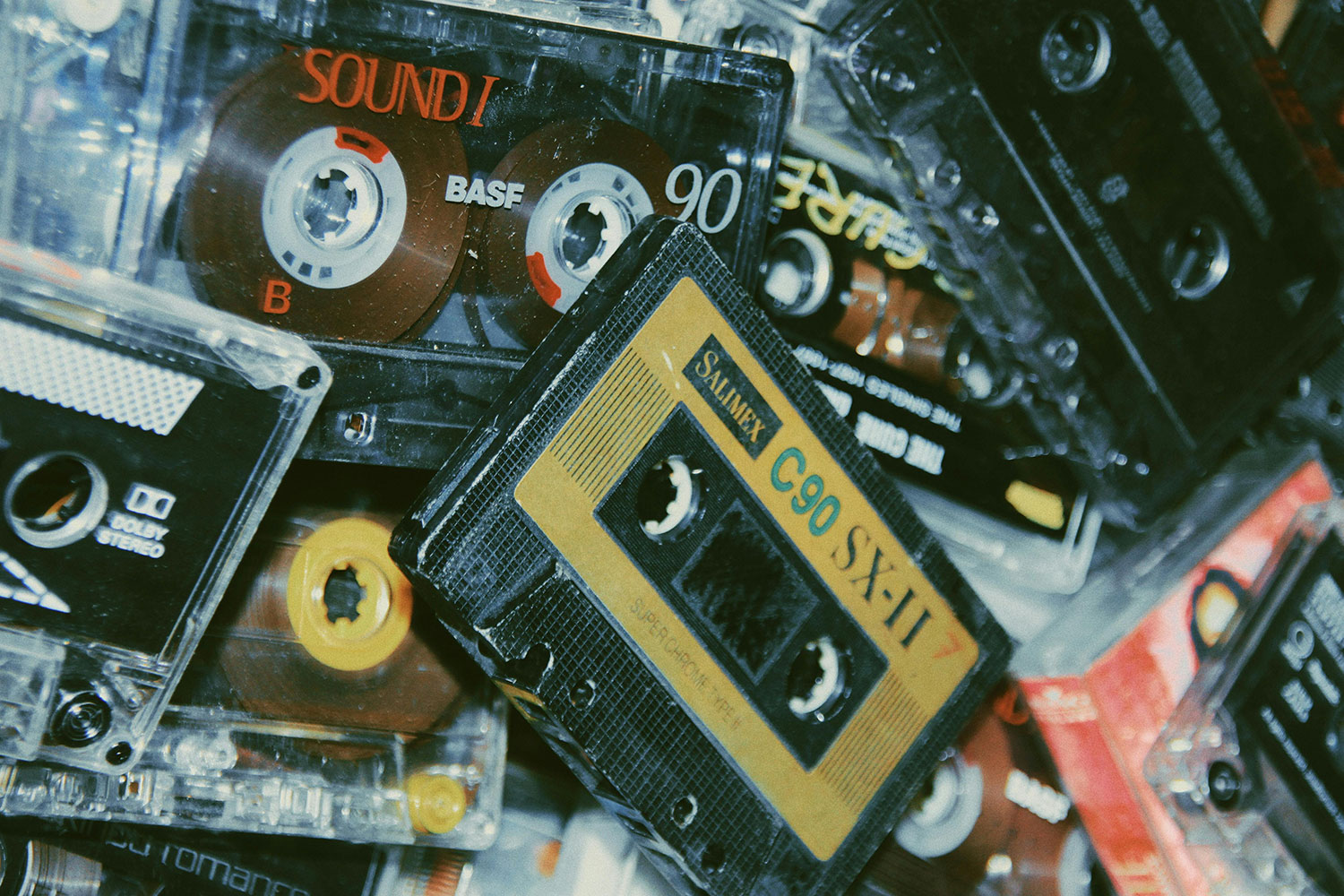 Photo d'illustration de l'article "La Skyrave sur Skyrock : 5 mixes Trance incontournables à écouter" - Cette émission était très souvent enregistré par des auditeurs sur des cassettes audios.