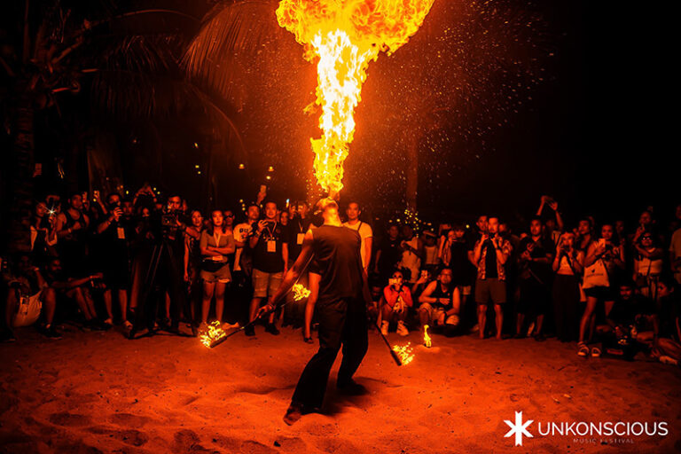 Spectacle de feu impressionnant au festival Trance UnKonscious.