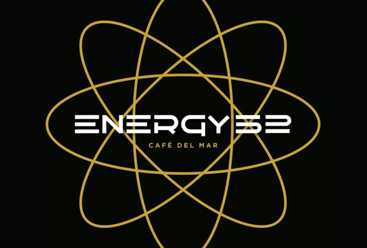 Pochette de l'édition anniversaire des 30 ans d'Energy 52 - Café del Mar, avec un design noir et doré illustrant un atome stylisé.