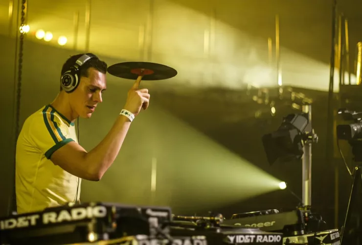 Tiësto en pleine performance lors d'Innercity à la RAI Amsterdam en 2003, tenant un vinyle en équilibre sur son doigt.