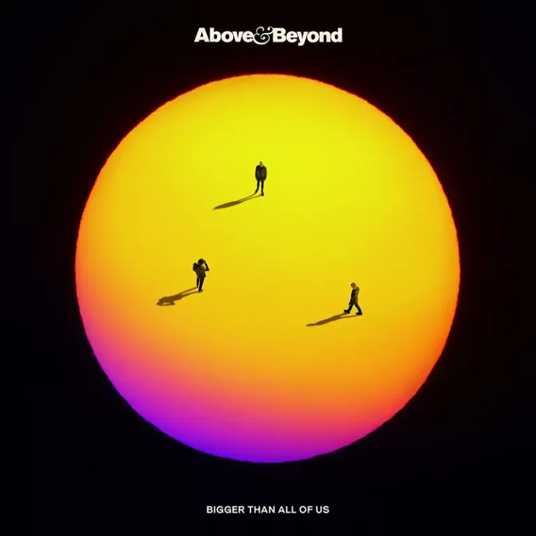 Pochette de l'album "Bigger Than All Of Us" d’Above & Beyond, représentant trois silhouettes sur un immense cercle lumineux aux dégradés jaune, orange et violet, sur fond noir.