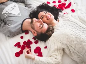 Couple couché sur la tête de lit avec la tête entourée de pétales de rose. Illustration pour notre playlist Trance & Progressive spéciale Saint-Valentin.