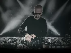 Photo de John 00 Fleming en plein DJ set, concentré derrière ses platines