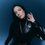 Portrait de la DJ et productrice belge Amelie Lens dans un style épuré et contrasté.