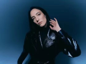 Portrait de la DJ et productrice belge Amelie Lens dans un style épuré et contrasté.