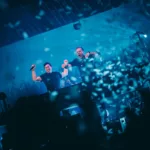 Armin van Buuren et Hardwell sur scène lors sous une pluie de confettis lors du festival ASOT 2024