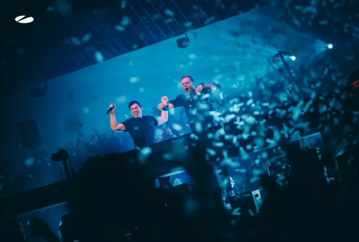 Armin van Buuren et Hardwell sur scène lors sous une pluie de confettis lors du festival ASOT 2024