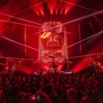 A State Of Trance 2025 au Rotterdam Ahoy, avec une scénographie spectaculaire baignée de lumières rouges et de lasers, avec un public nombreux et une scénographie immersive.