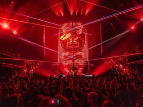 A State Of Trance 2025 au Rotterdam Ahoy, avec une scénographie spectaculaire baignée de lumières rouges et de lasers, avec un public nombreux et une scénographie immersive.