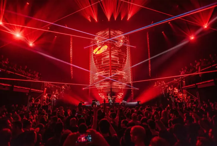 A State Of Trance 2025 au Rotterdam Ahoy, avec une scénographie spectaculaire baignée de lumières rouges et de lasers, avec un public nombreux et une scénographie immersive.