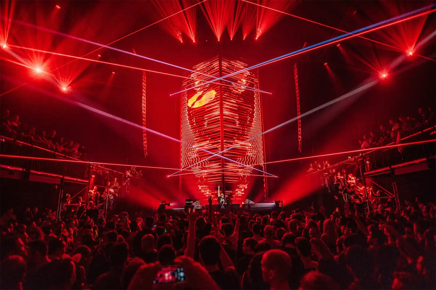 A State Of Trance 2025 au Rotterdam Ahoy, avec une scénographie spectaculaire baignée de lumières rouges et de lasers, avec un public nombreux et une scénographie immersive.